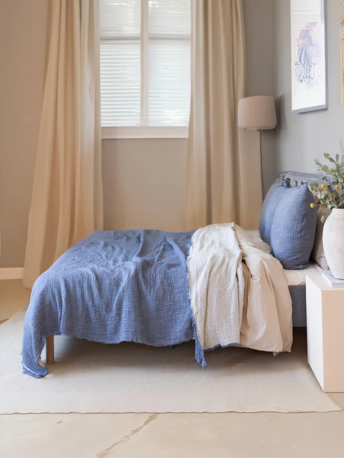 İndigo mavi 4 kat muslin yatak örtüsü çift kişilik yatak üstü görünüm