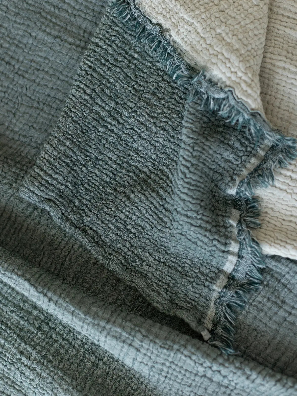 Koyu yeşil 4 kat muslin yatak örtüsü katlanmış halde