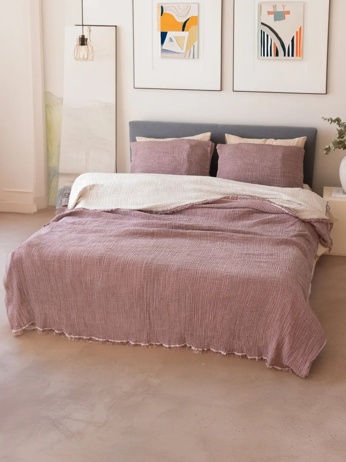 Mürdüm muslin yatak örtüsü kumaş dokusu yakın çekim