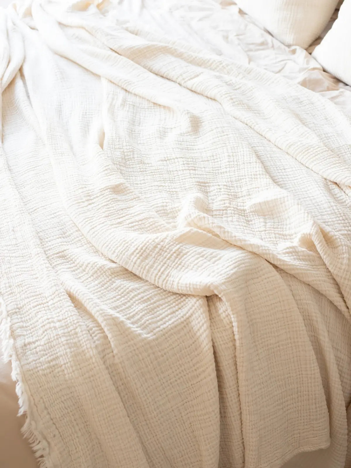 Natural 4 kat muslin yatak örtüsü katlanmış halde