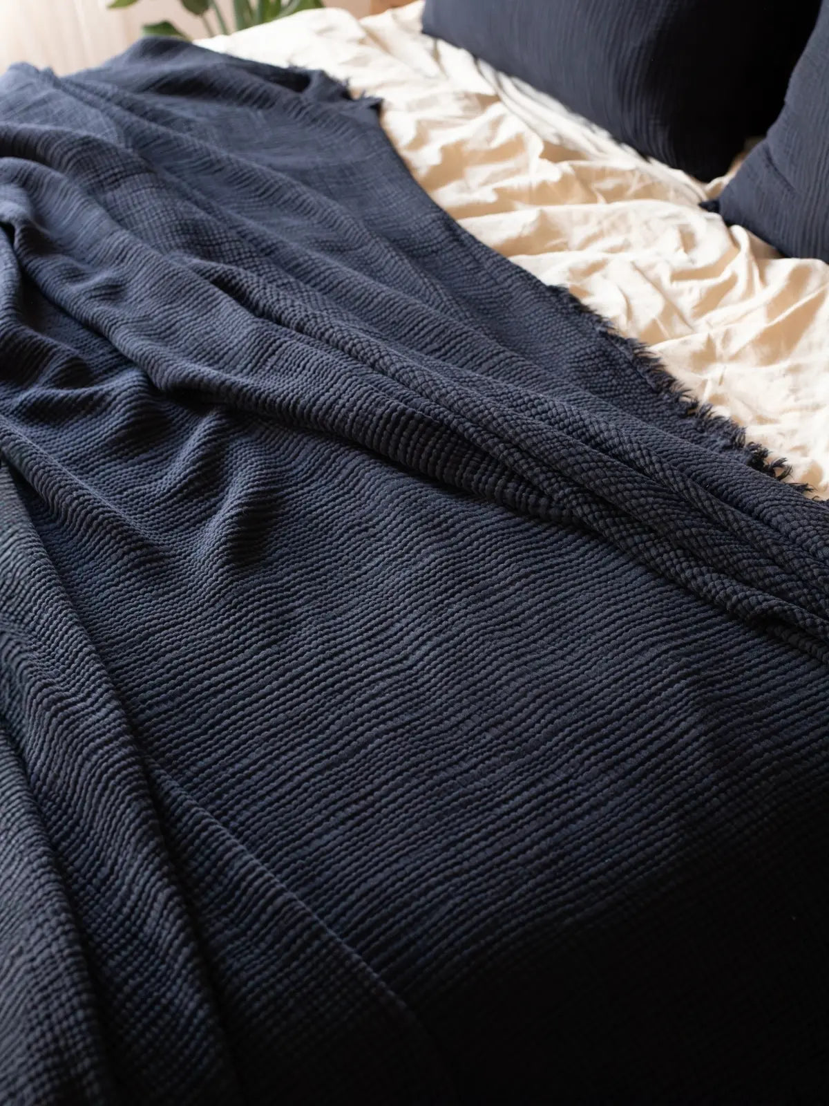 Siyah 4 kat muslin pike dalgalı döküm görünümü