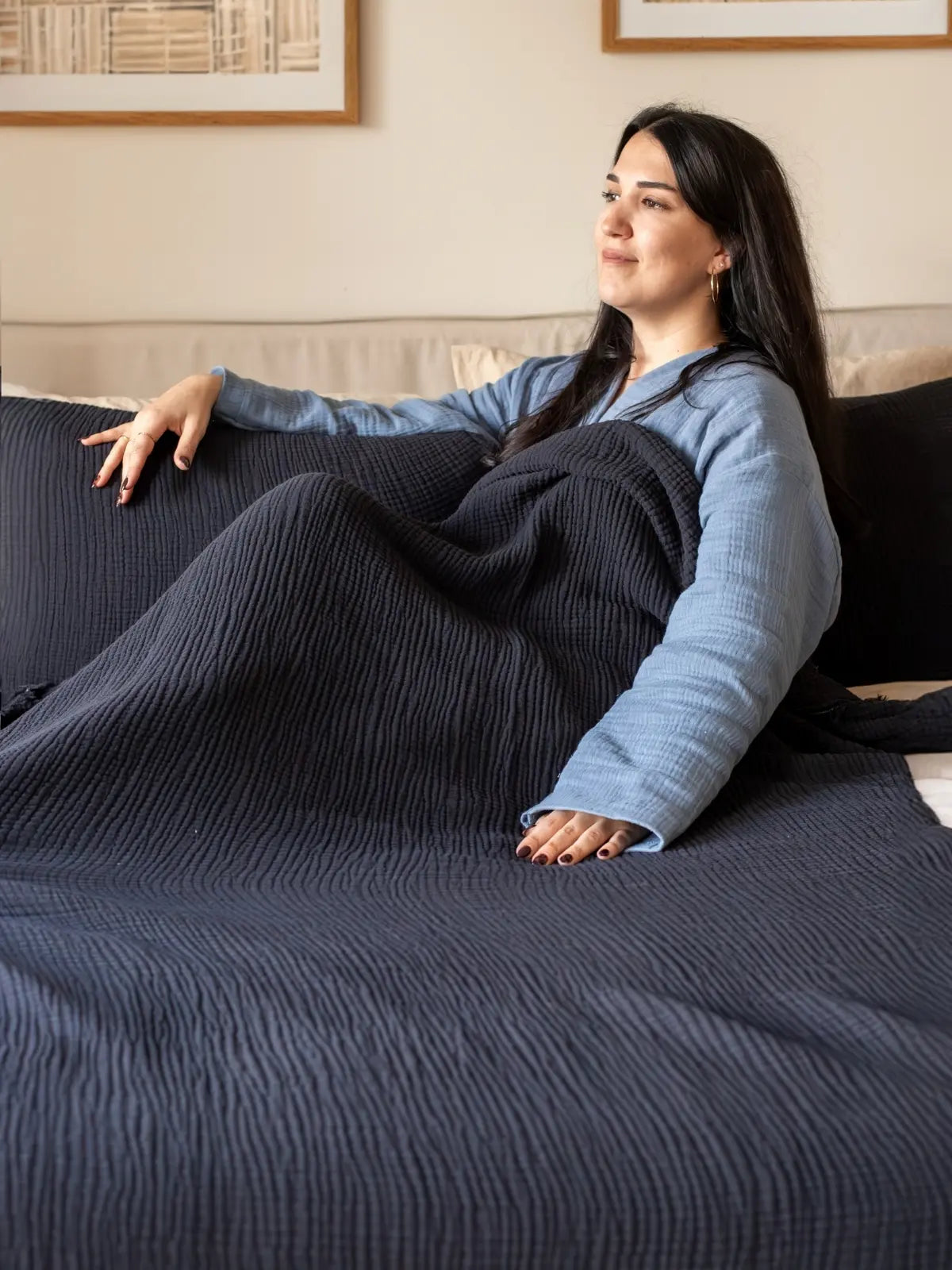 Siyah 4 kat muslin yatak örtüsü katlanmış halde