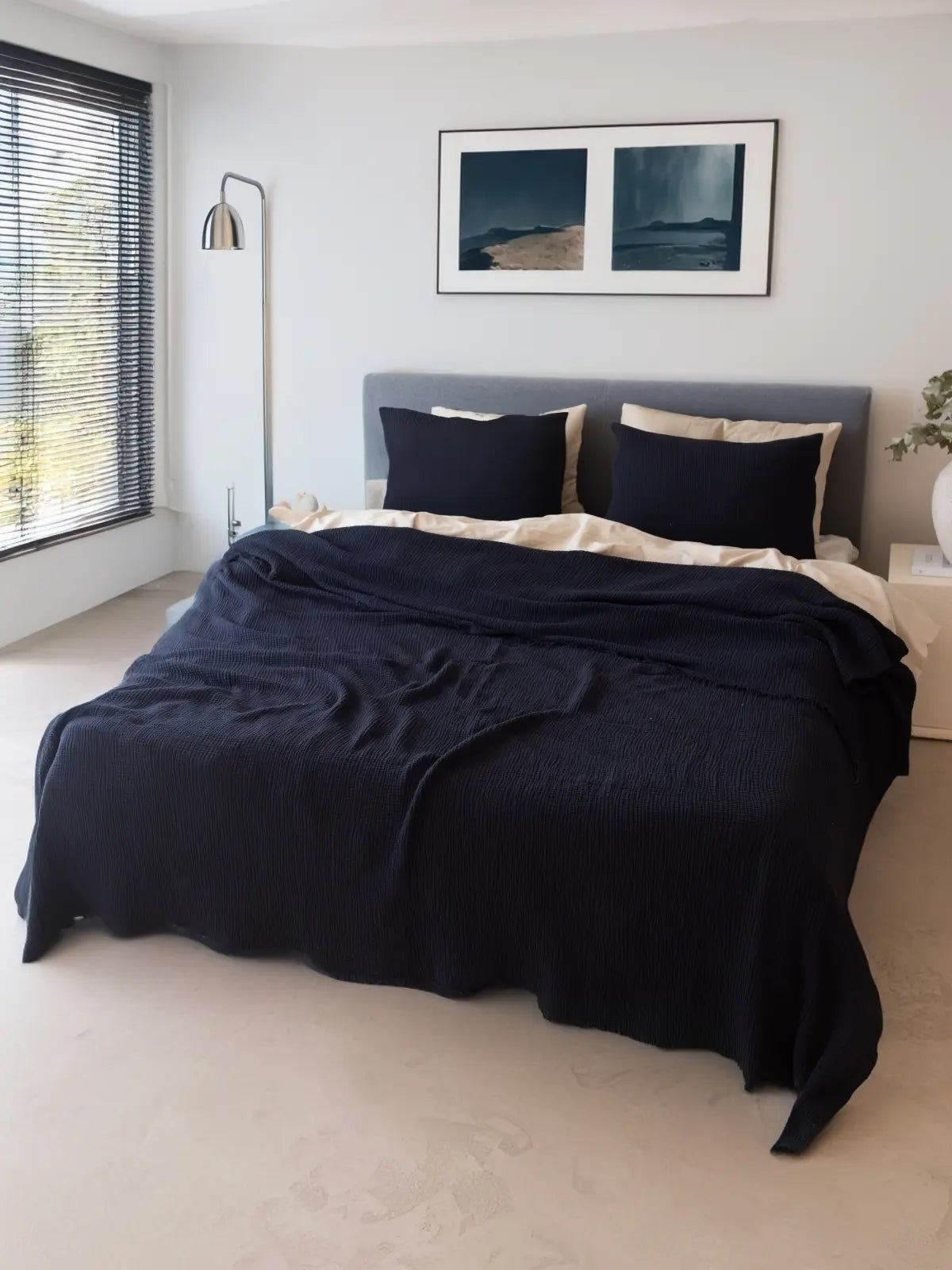 Siyah 4 kat muslin yatak örtüsü çift kişilik yatak üstü görünüm