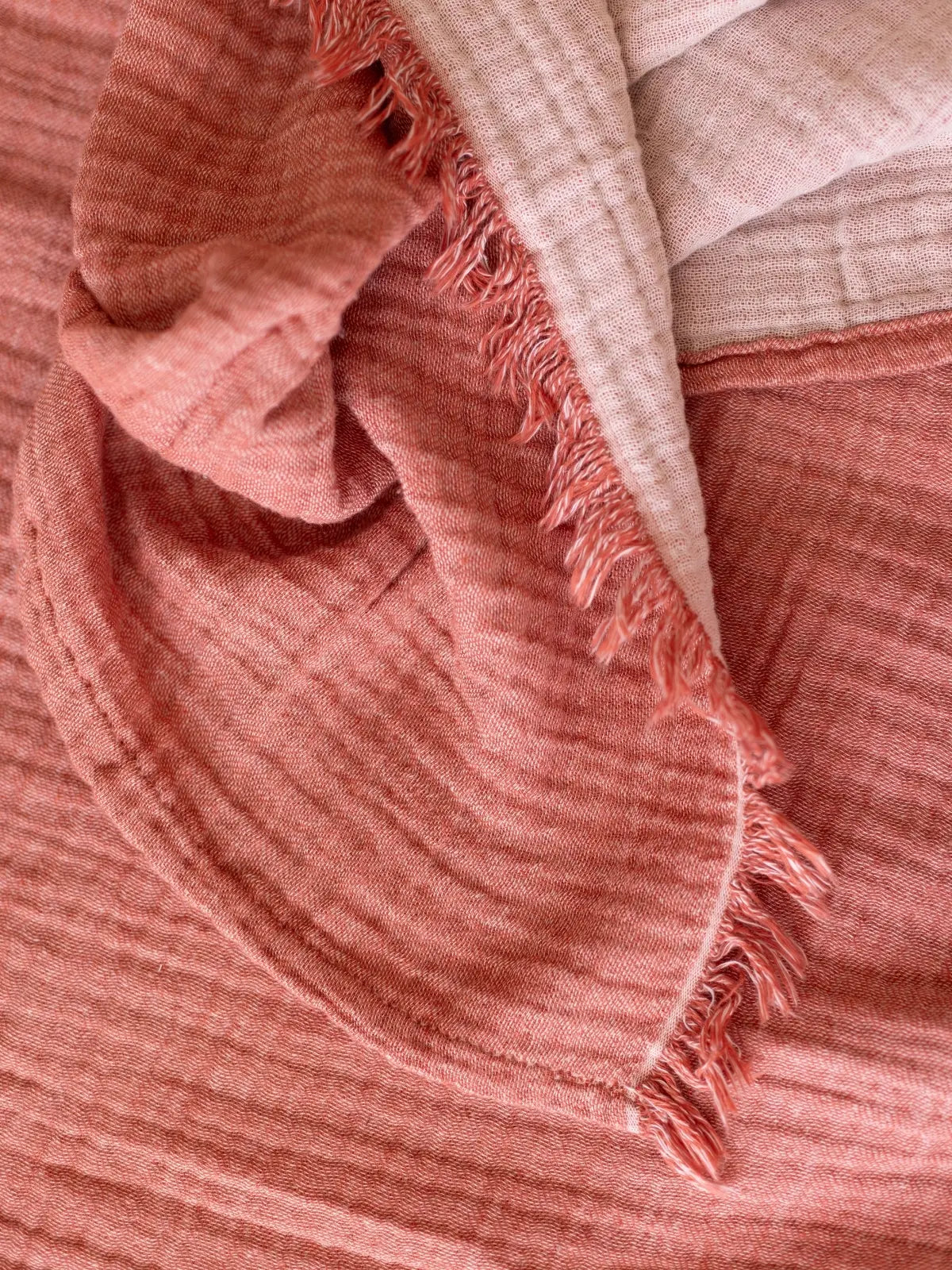 Terracotta muslin örtü tv battaniyesi olarak salon kullanımı