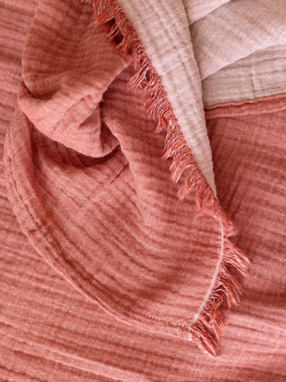 Terracotta muslin örtü tv battaniyesi olarak salon kullanımı