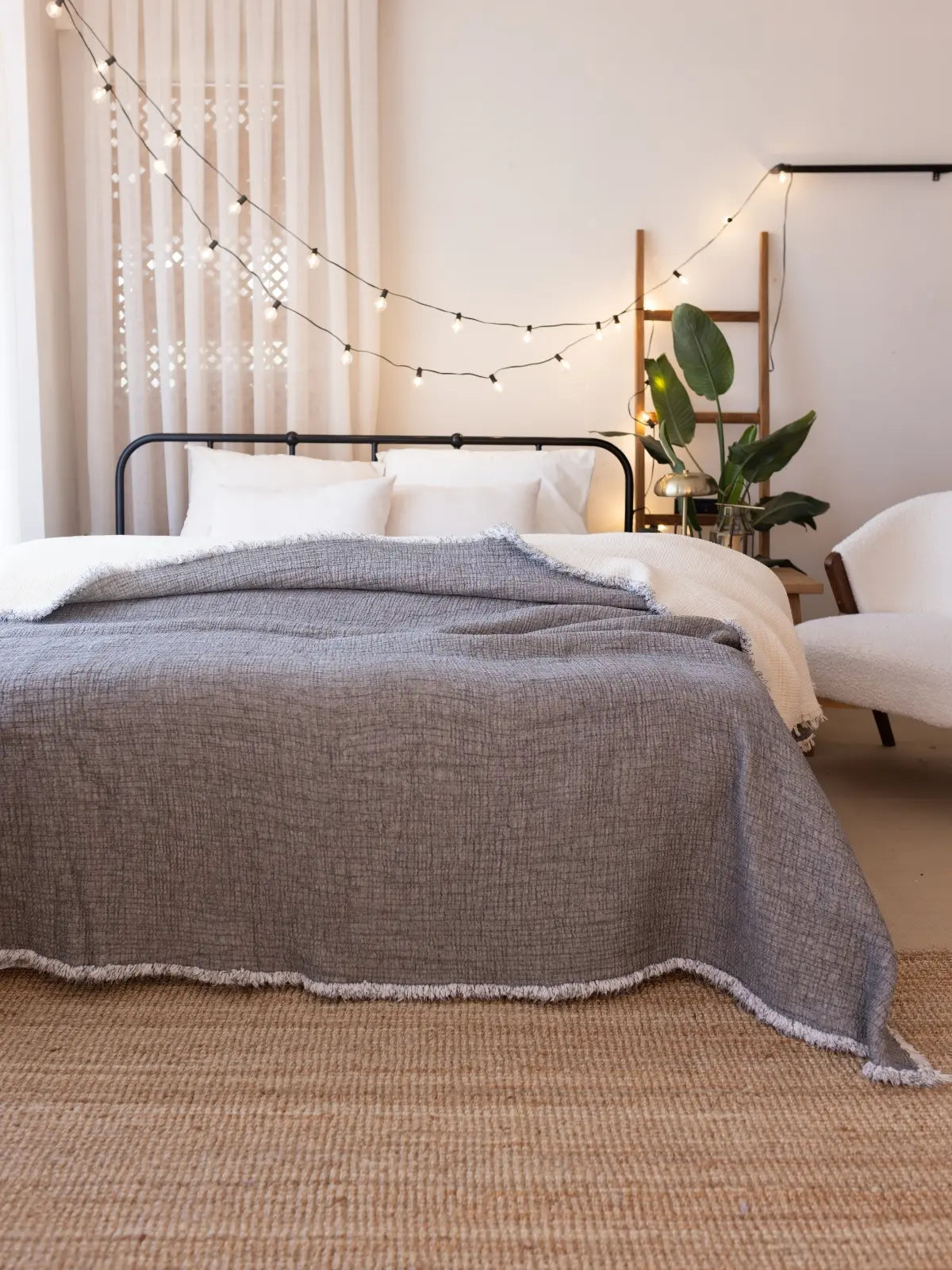 Koyu gri 8 kat muslin pamuklu yorgan yatak üstü serili görünüm