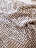Koyu kahve çizgili muslin yorgan kumaş dokusu ve çizgi deseni detayı