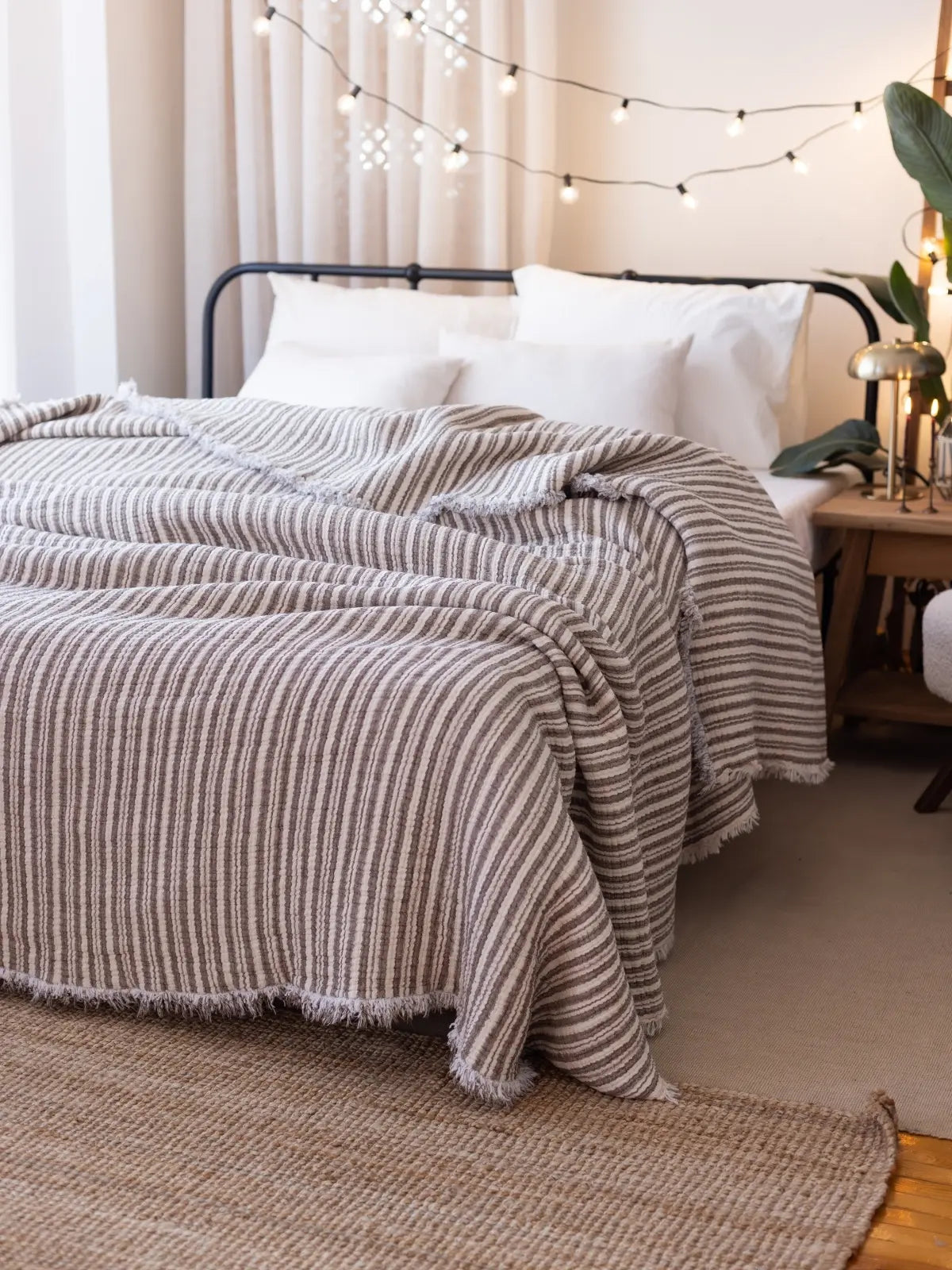Koyu kahve çizgili 8 kat muslin pamuklu yorgan yatak üstü serili görünüm