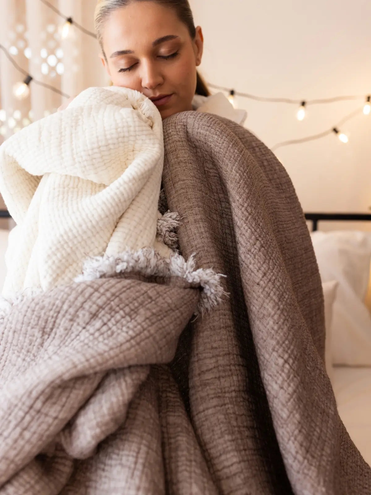 Koyu kahverengi muslin yorgan yatak odası modelli görsel