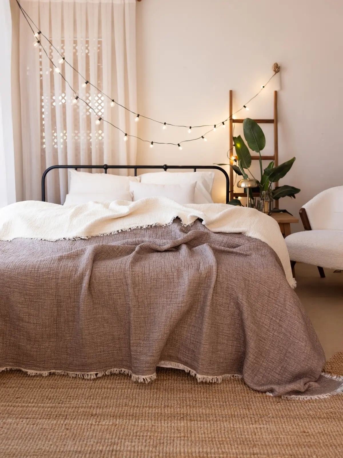 Koyu kahverengi 8 kat muslin pamuklu yorgan yatak üstü serili görünüm