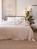 Latte çizgili 8 kat muslin pamuklu yorgan yatak üstü serili görünüm