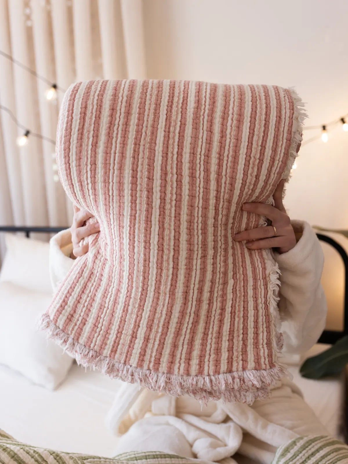 Terracotta çizgili muslin yorgan kumaş dokusu ve çizgi deseni detayı