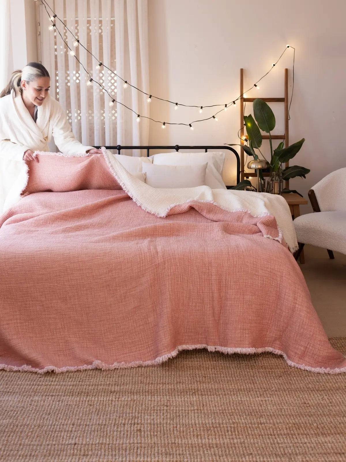 Terracotta muslin yorgan geniş açı yatak odası görünümü