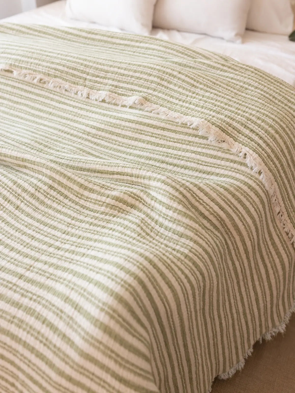 Yeşil çizgili 8 kat muslin pamuklu yorgan yatak üstü serili görünüm