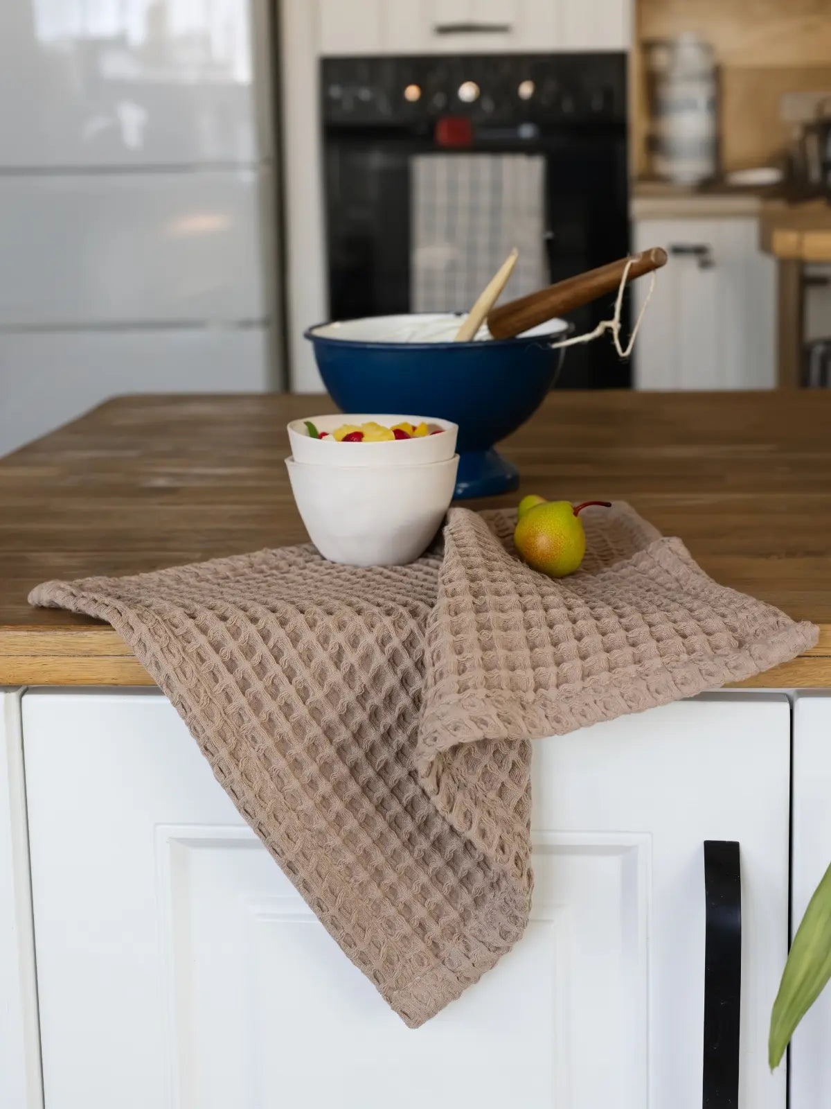 Açık kahverengi havlu seti banyo kullanım örneği