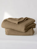 Açık kahverengi pamuklu waffle havlu düzenli katlanmış