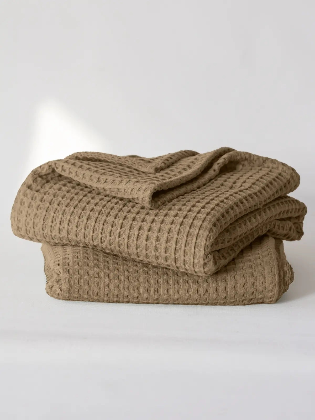 Açık kahverengi pamuklu waffle havlu düzenli katlanmış