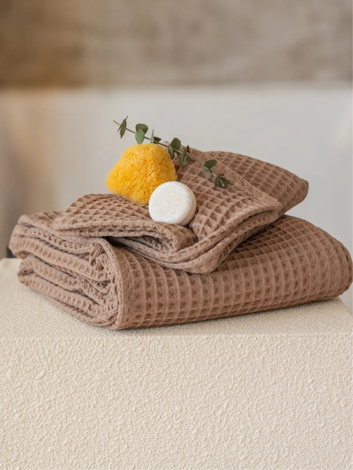 Açık kahverengi petek havlu rustik banyo dekorasyonu