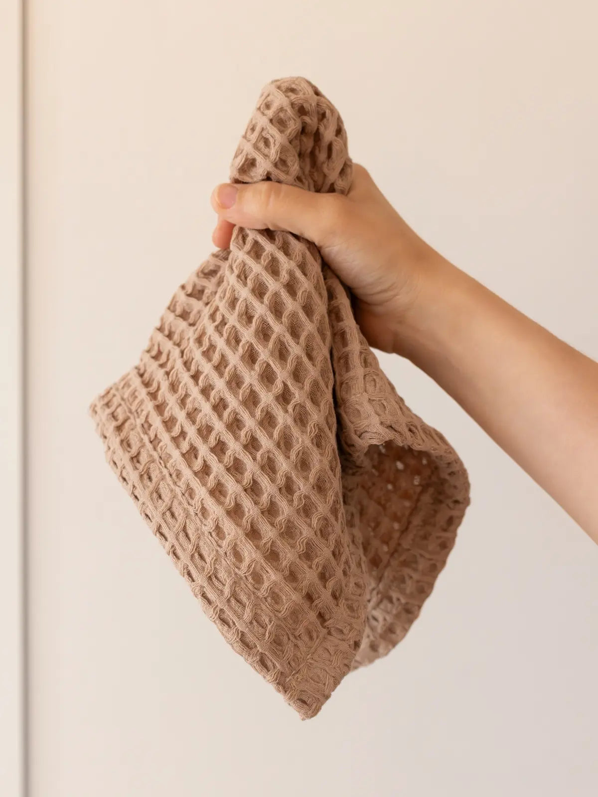 Açık kahverengi waffle havlu toprak tonu renk detayı