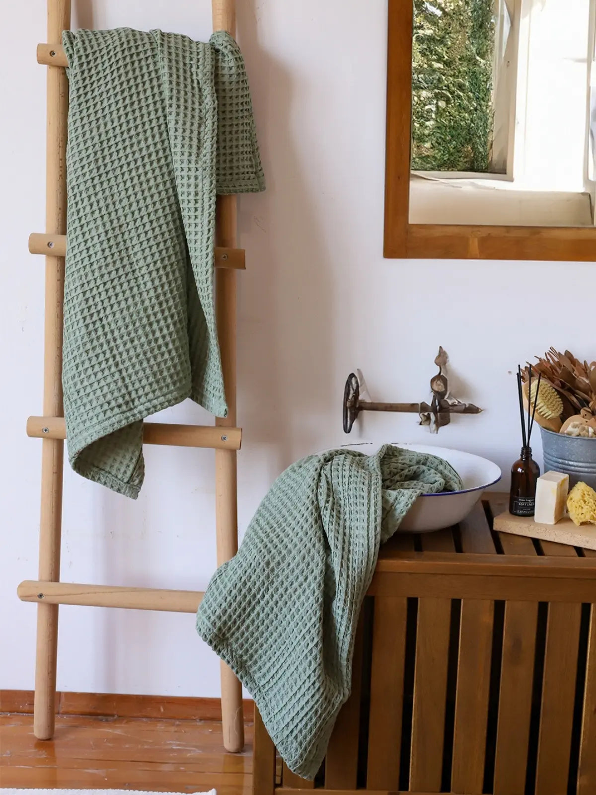 Adaçayı yeşili havlu seti banyo ortamında kullanım sahnesi