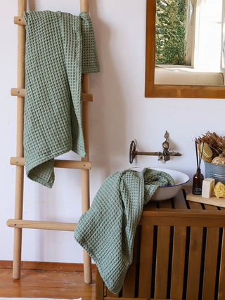 Adaçayı yeşili havlu seti banyo ortamında kullanım sahnesi