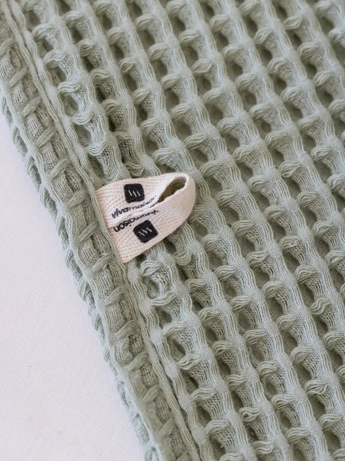 Adaçayı yeşili waffle havlu renk tonu ve doku kombinasyonu