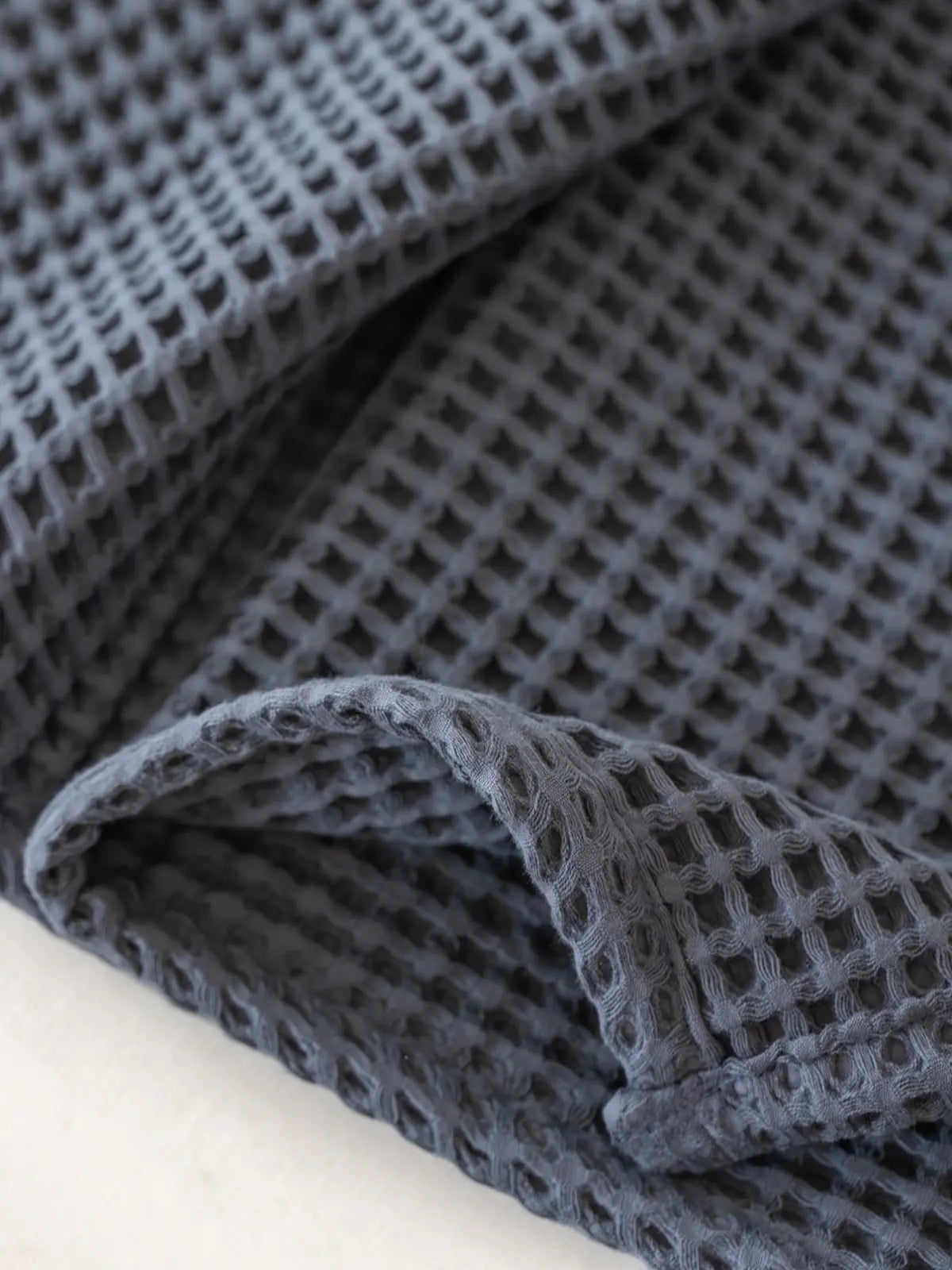 Antrasit waffle havlu petek dokuma detay yakın plan