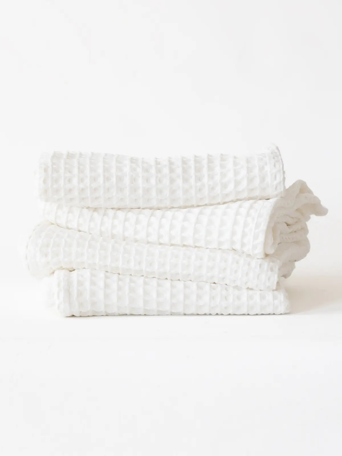 Beyaz havlu seti otel tipi lüks banyo görünümü