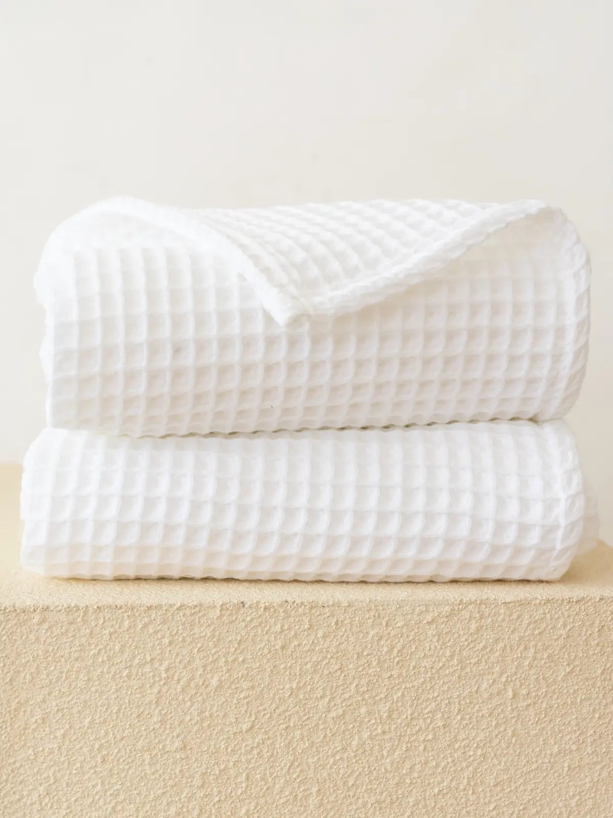 Beyaz pamuklu waffle havlu simetrik katlanmış düzen