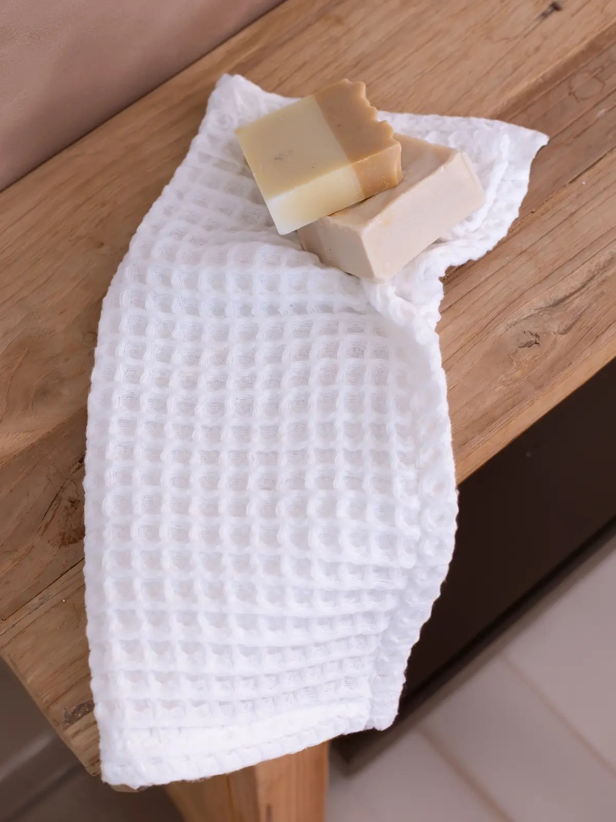 Beyaz petek havlu klasik zarif banyo düzenleme