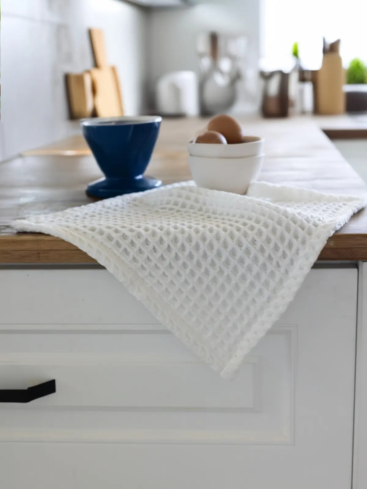 Beyaz petek havlu minimalist banyo dekorasyonu örneği