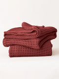 Bordo pamuklu waffle havlu tertipli katlanmış hali