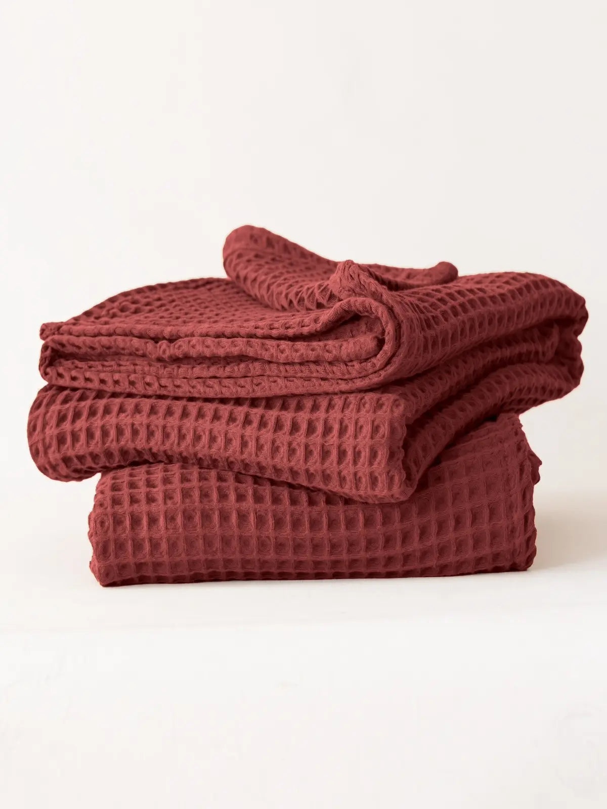 Bordo pamuklu waffle havlu tertipli katlanmış hali