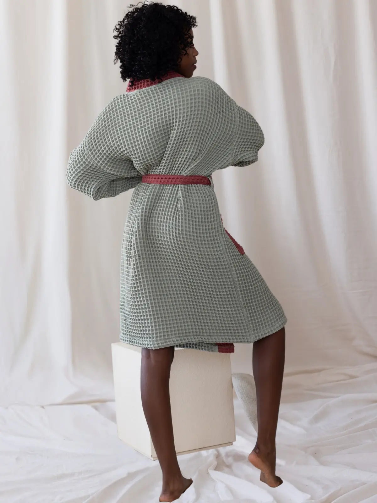 Adaçayı bordo waffle pike bornoz kontrastlı kuşak bağlama detayı