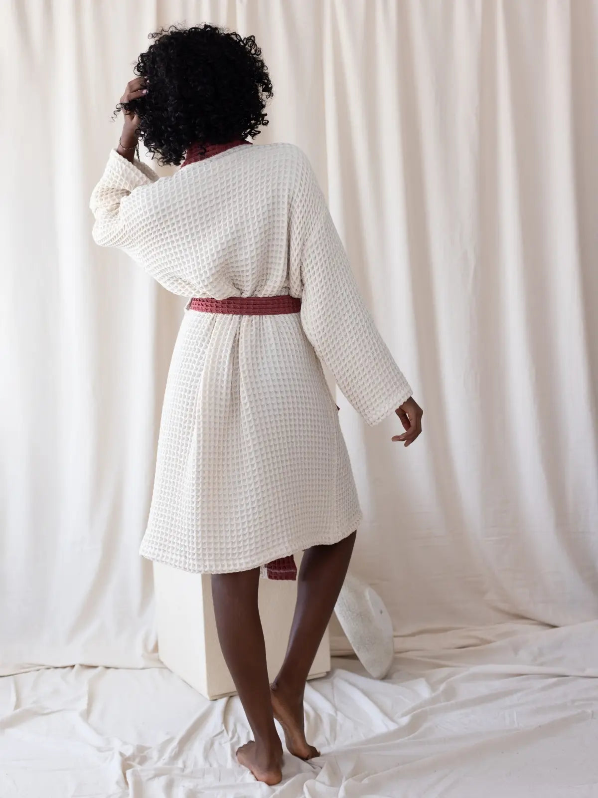 Beyaz bordo waffle pike bornoz kontrastlı yama cep detayı