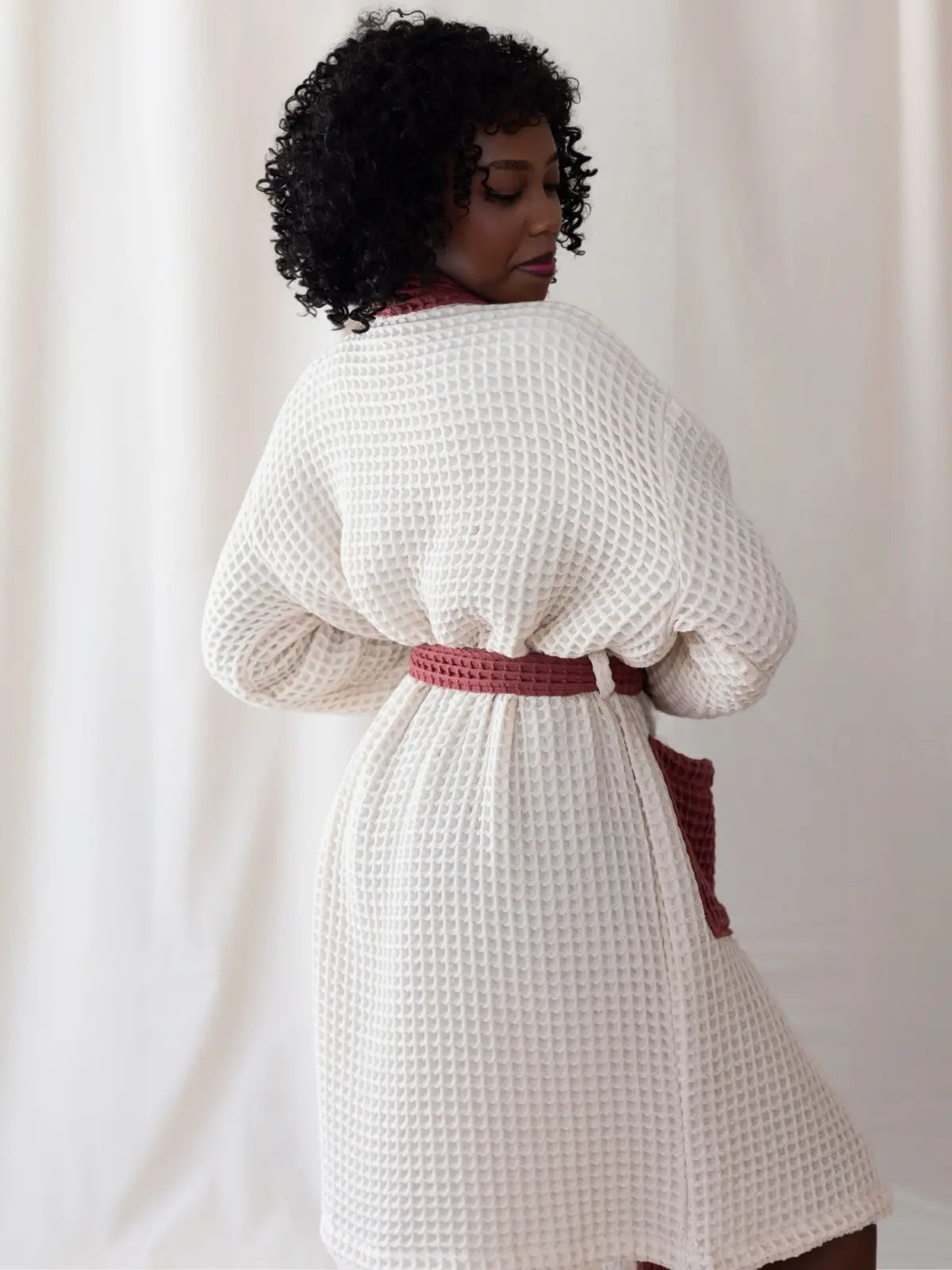 Beyaz bordo waffle pike bornoz kontrastlı kuşak bağlama detayı