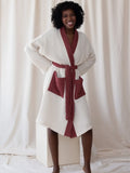 Beyaz bordo kontrastlı waffle pike bornoz giyili model tam boy