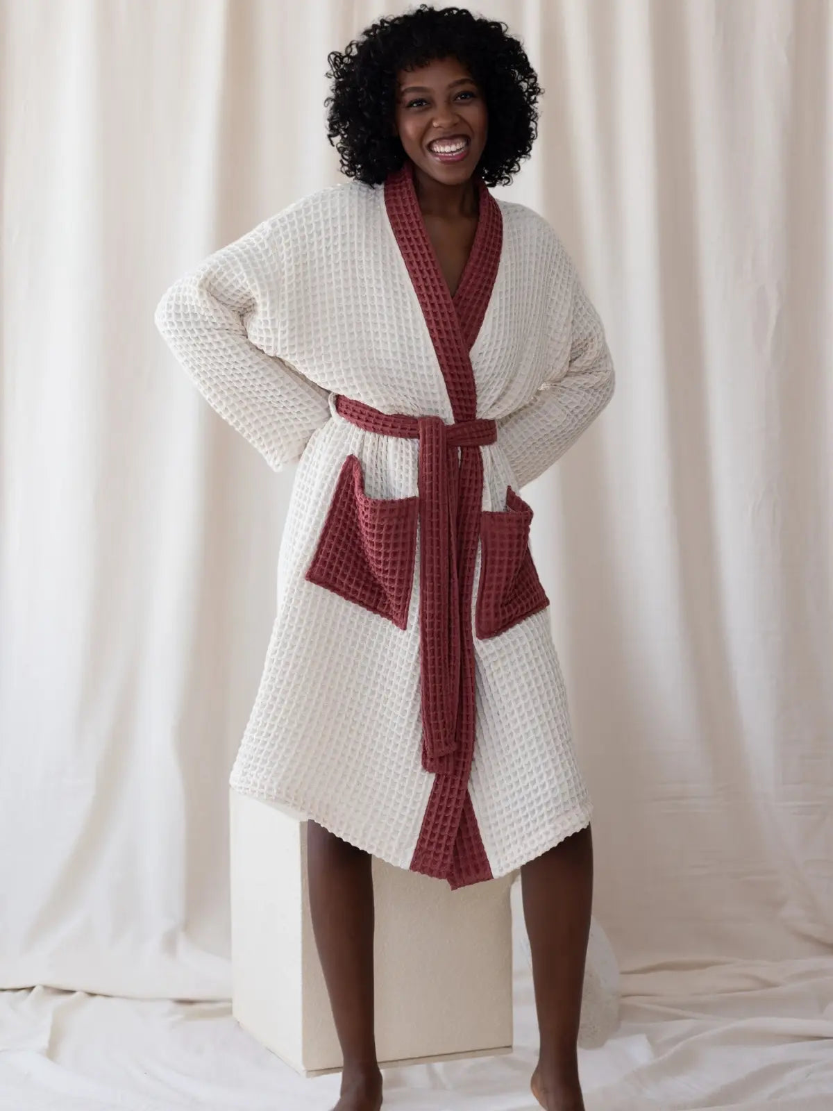 Beyaz bordo kontrastlı waffle pike bornoz giyili model tam boy