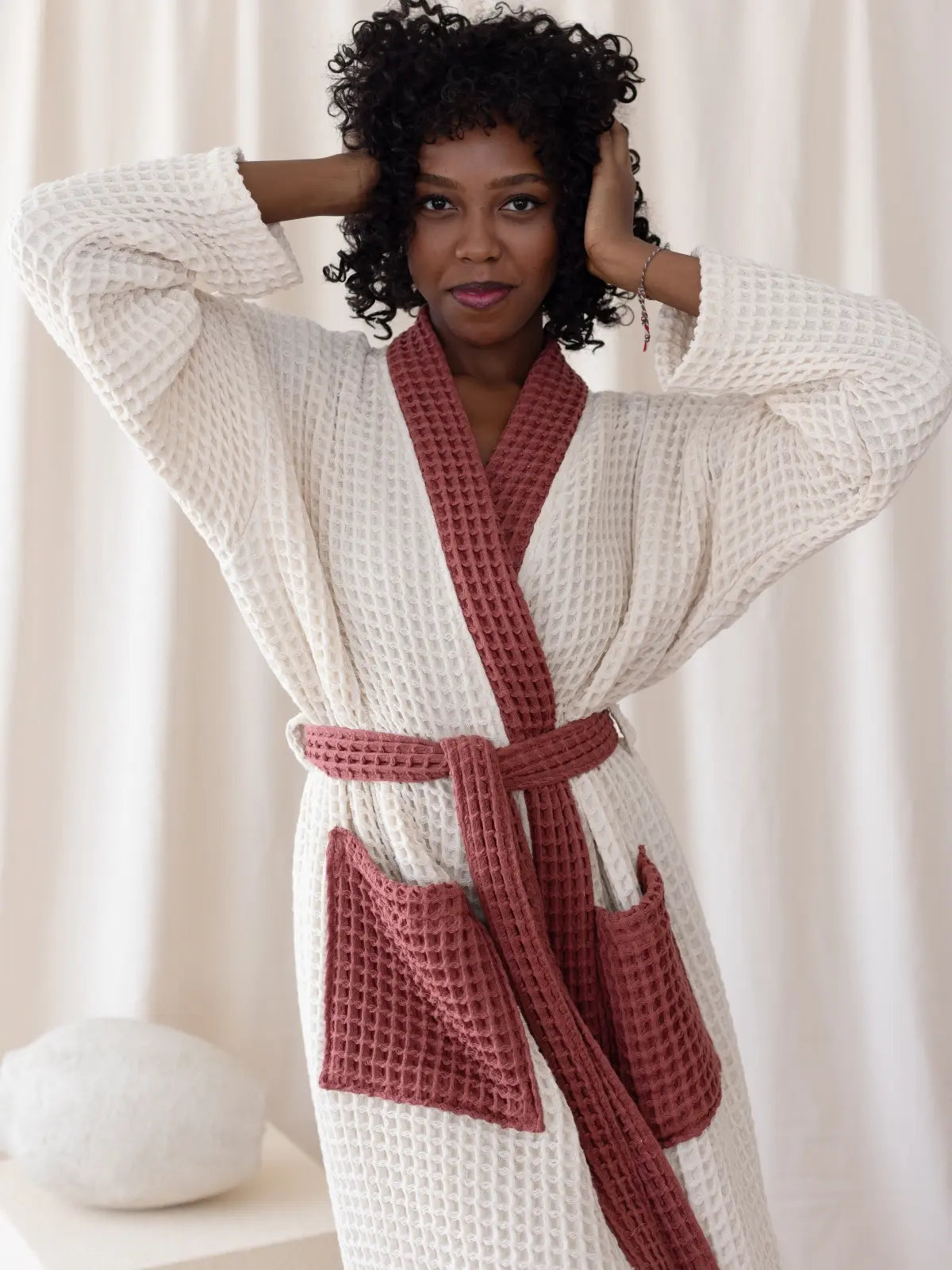 Beyaz bordo waffle pike kimono bornoz giyili model yarım boy