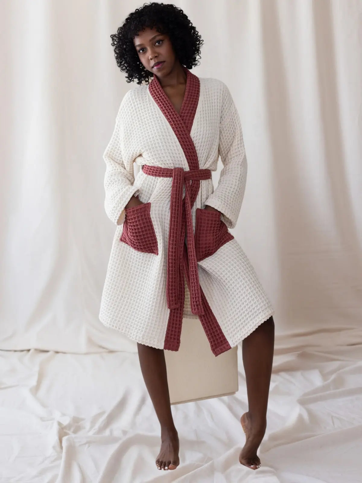 Beyaz bordo çift renk waffle pike kimono bornoz ön görünüm