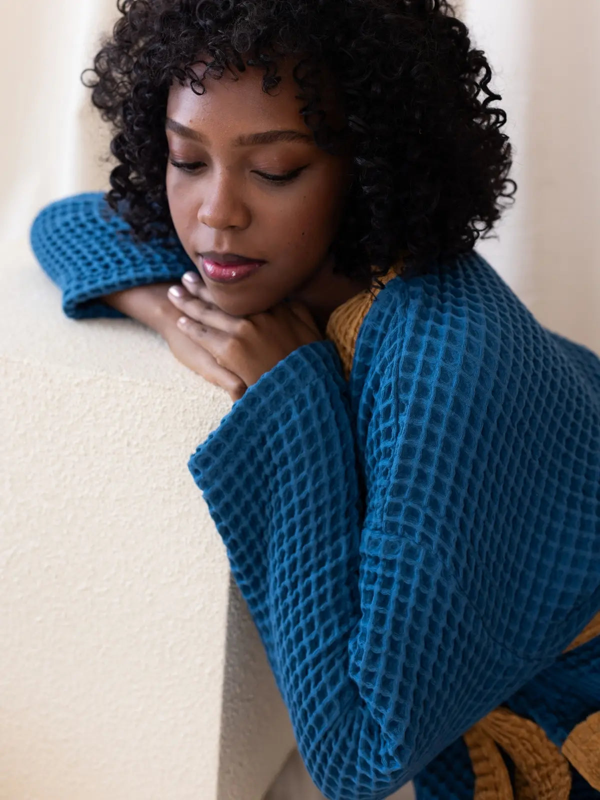 İndigo karamel waffle pike bornoz kontrastlı kuşak bağlama detayı