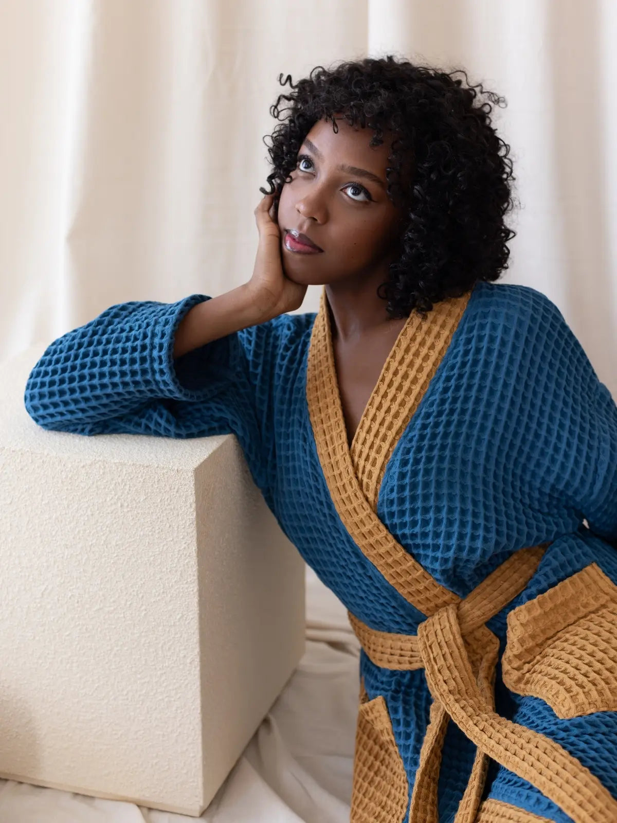 İndigo karamel waffle pike kimono bornoz giyili model oturur poz