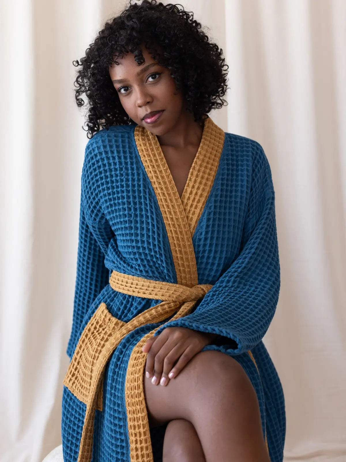 İndigo karamel kontrastlı waffle pike bornoz giyili model tam boy