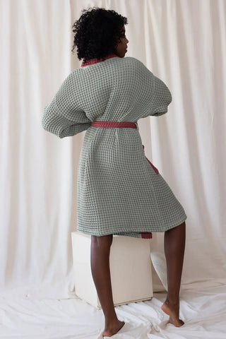 Adaçayı Yeşili - Bordo çift renk waffle pike kimono bornoz, arka görünüm – kontrast yaka, kuşak ve cep; %100 Türk pamuğu, OEKO-TEX, VivaMaison