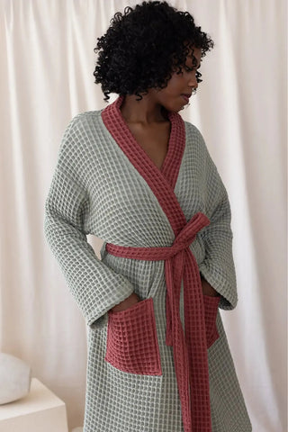 Adaçayı Yeşili - Bordo çift renk waffle pike kimono bornoz, oturur ön görünüm – kontrast yaka, kuşak ve cep; %100 Türk pamuğu, OEKO-TEX, VivaMaison