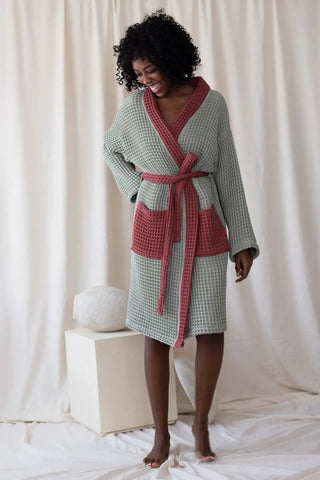 Adaçayı Yeşili - Bordo çift renk waffle pike kimono bornoz, ön tam boy – kontrast yaka, kuşak ve cep; %100 Türk pamuğu, OEKO-TEX, VivaMaison
