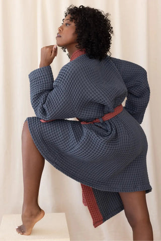 Antrasit - Bordo çift renk waffle pike kimono bornoz, arka görünüm – kontrast yaka, kuşak ve cep; %100 Türk pamuğu, OEKO-TEX, VivaMaison