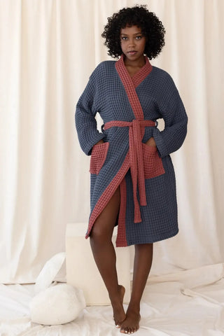 Antrasit - Bordo çift renk waffle pike kimono bornoz, ön tam boy – kontrast yaka, kuşak ve cep; %100 Türk pamuğu, OEKO-TEX, VivaMaison