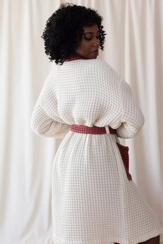 Beyaz - Bordo çift renk waffle pike kimono bornoz, arka görünüm, ayakta – kontrast yaka, kuşak ve cep; %100 Türk pamuğu, OEKO-TEX, VivaMaison