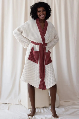 Beyaz - Bordo çift renk waffle pike kimono bornoz, ön görünüm – kontrast yaka, kuşak ve cep; %100 Türk pamuğu, OEKO-TEX, VivaMaison